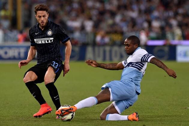 Aktuell FuÃŸball, Italien, Lazio Rom - Inter Mailand 10.05.2015. Rome, Italy. Serie A Football. Lazio versus Inter Milan. Danilo D& x2019;Ambrosio (Int) is challenged by Edson Braafheid (Laz) xGiuseppexMaffiax  ActionPlus11620039