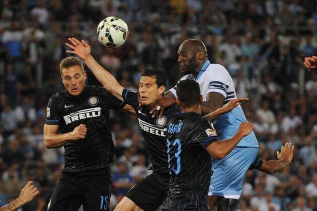 Aktuell Fußball, Italien, Lazio Rom - Inter Mailand Nemanja Vidic, Anderson Hernanes, Fredy Guarin Inter, Michael Ciani Lazio. Serie A Lazio Rom - Inter Mailand AntoniettaxBaldassarre