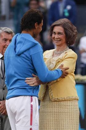 Queen Sofia of Spain presents the runners up trophy to Rafael Nadal of Spain after losing to Andy Murray of Britain during the men s final at the Madrid Open Tennis tournament in Madrid, Spain. May 10, 2015.  (2015051000080)