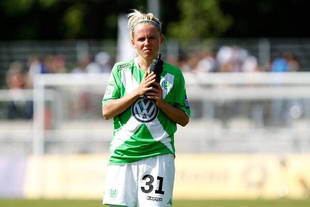 v.li.: Julia Simic (VfL Wolfsburg) enttäuscht schauend, Enttäuschung, disappointed, Fussball, Allianz Frauen-Bundesliga, 1. FFC Frankfurt - VfL Wolfsburg, xfsx