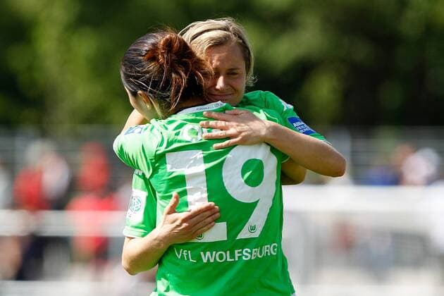v.li.: Martina Müller (VfL Wolfsburg) enttäuscht schauend, Enttäuschung, disappointed, wird von Yuki Ogimi (VfL Wolfsburg) getröstet, Fussball, Allianz Frauen-Bundesliga, 1. FFC Frankfurt - VfL Wolfsburg, xfsx