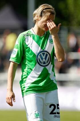 v.li.: Martina Müller (VfL Wolfsburg) enttäuscht schauend, Enttäuschung, disappointed, Fussball, Allianz Frauen-Bundesliga, 1. FFC Frankfurt - VfL Wolfsburg, xfsx