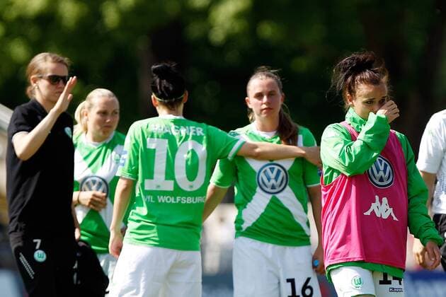 v.li.: Wolfsburger Spielerinnen enttäuscht schauend, Enttäuschung, disappointed, Fussball, Allianz Frauen-Bundesliga, 1. FFC Frankfurt - VfL Wolfsburg, xfsx