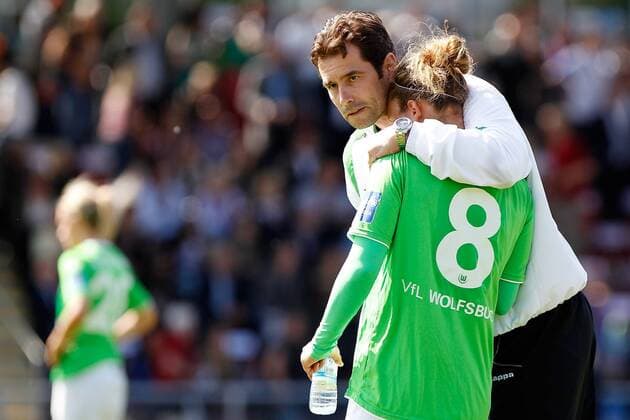 v.li.: Babett Peter (VfL Wolfsburg) wird von Trainer Ralf Kellermann (VfL Wolfsburg) getröstet, Fussball, Allianz Frauen-Bundesliga, 1. FFC Frankfurt - VfL Wolfsburg, xfsx