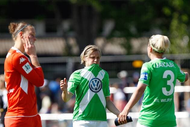 v.li.: Torhüterin Almuth Schult (VfL Wolfsburg), Martina Müller (VfL Wolfsburg), Zsanett Jakabfi (VfL Wolfsburg) enttäuscht schauend, Enttäuschung, disappointed, Fussball, Allianz Frauen-Bundesliga, 1. FFC Frankfurt - VfL Wolfsburg, xfsx