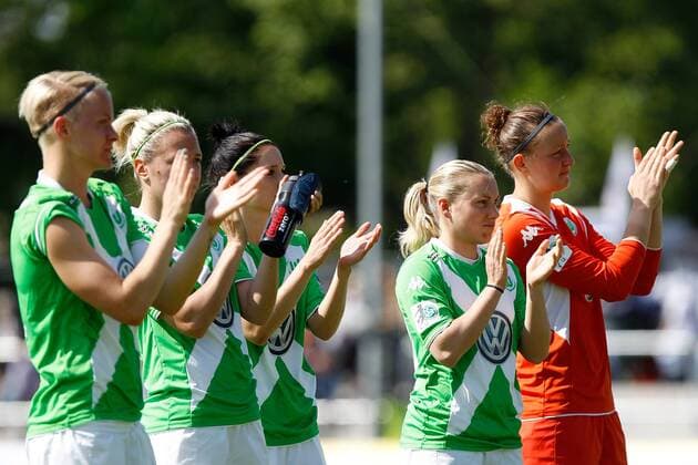 v.li.: Wolfsburger Spielerinnen bedankt sich bei den Fans, bedanken, Dank, Fussball, Allianz Frauen-Bundesliga, 1. FFC Frankfurt - VfL Wolfsburg, xfsx