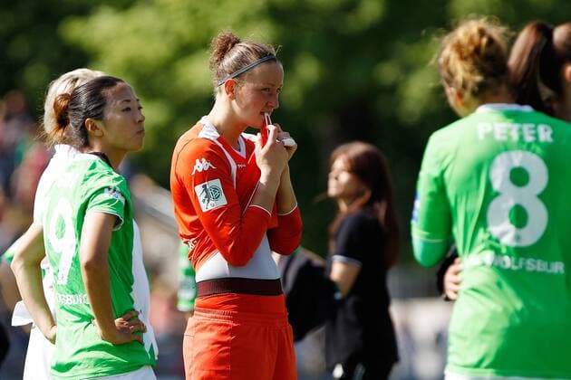 v.li.: Yuki Ogimi (VfL Wolfsburg), Torhüterin Almuth Schult (VfL Wolfsburg), Babett Peter (VfL Wolfsburg) enttäuscht schauend, Enttäuschung, disappointed, Fussball, Allianz Frauen-Bundesliga, 1. FFC Frankfurt - VfL Wolfsburg, xfsx