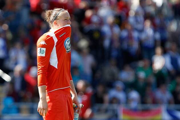 v.li.: Torhüterin Almuth Schult (VfL Wolfsburg) enttäuscht schauend, Enttäuschung, disappointed, Fussball, Allianz Frauen-Bundesliga, 1. FFC Frankfurt - VfL Wolfsburg, xfsx