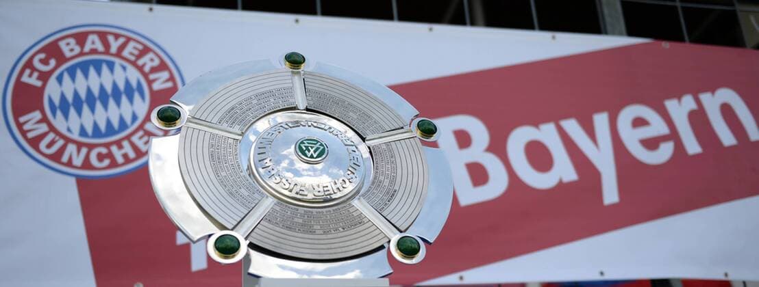 v.li.: Meisterschale vor dem FC Bayern Logo, und Hashtag DieBayern , Fussball, Allianz Frauen-Bundesliga, FC Bayern München - SGS Essen, xslx