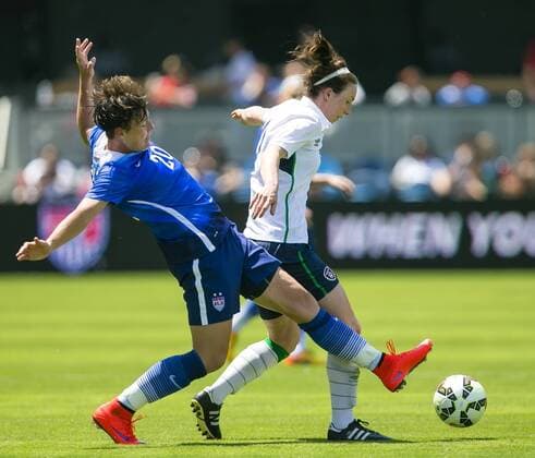 Aktuell Fußball, Damen, Länderspiel, USA - Irland May 10, 2015: US Forward Abby Wambach (20) battles for the ball with Ireland defender Karen Duggan (4) during the FIFA soccer game between the US Women s national team Nationalteam and Ireland at Avaya Stadium in San Jose, CA. The US defeated Ireland 3-0. Damon Tarver Cal Media Soccer 2015: USWNT vs Ireland MAY 10 - ZUMAct6_