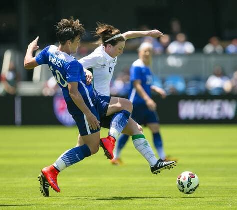 Aktuell Fußball, Damen, Länderspiel, USA - Irland May 10, 2015: US Forward Abby Wambach (20) battles for the ball with Ireland defender Karen Duggan (4) during the FIFA soccer game between the US Women s national team Nationalteam and Ireland at Avaya Stadium in San Jose, CA. The US defeated Ireland 3-0. Damon Tarver Cal Media Soccer 2015: USWNT vs Ireland MAY 10 - ZUMAct6_