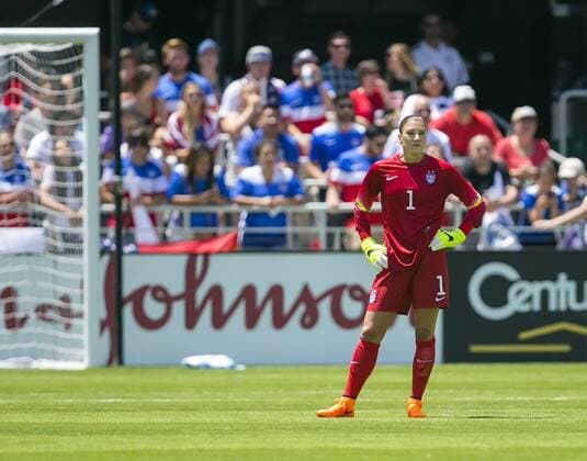 Aktuell Fußball, Damen, Länderspiel, USA - Irland May 10, 2015: US goalie Hope Solo watches the action during the FIFA soccer game between the US Women s national team Nationalteam and Ireland at Avaya Stadium in San Jose, CA. The US defeated Ireland 3-0. Damon Tarver Cal Media Soccer 2015: USWNT vs Ireland MAY 10 - ZUMAct6_