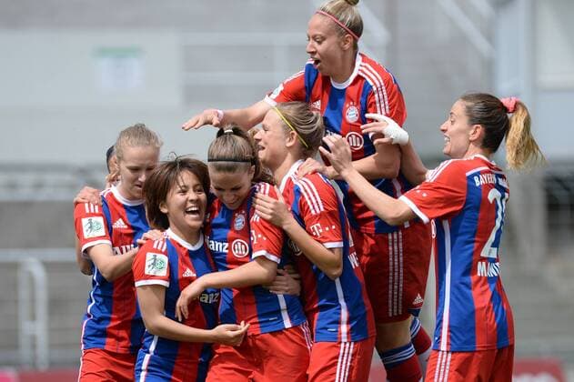 v.li.: Vivianne Miedema (FC Bayern München) Mana Iwabuchi (FC Bayern München) Melanie Leupolz (FC Bayern München) Carina Wenninger (FC Bayern München) Caroline Abbe (FC Bayern München) Raffaella Manieri (FC Bayern München) Jubel, Torjubel, Torerfolg, celebrate the goal, goal, celebration, Jubel ueber das Tor zum 1:0 durch Melanie Leupolz (FC Bayern München), optimistisch, Action, Aktion, Fussball, Allianz Frauen-Bundesliga, FC Bayern München - SGS Essen, xslx