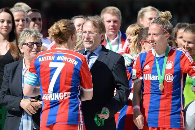 v.li.: Margit Stoppa (Spielleiterin der Allianz Frauen-Bundesliga und Vorsitzende des DFB-Ausschusses für Frauen- und Mädchenfußball) Melanie Behringer (FC Bayern München) erhält von Dr. Rainer Koch (DFB-Vizepräsident) Glückwünsche, die Medaille, Caroline Abbe (FC Bayern München), Fussball, Allianz Frauen-Bundesliga, FC Bayern München - SGS Essen, xslx