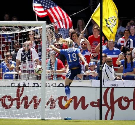 Aktuell Fußball, Damen, Länderspiel, USA - Irland May 10, 2015 - San Jose, CA, USA - Julie Johnston (19) of the U.S. Women s national team Nationalteam scores a second-half goal against Ireland during their game on Sunday, May 10, 2015, at Avaya Stadium in San Jose, Calif. USA defeated Ireland 3-0. USA vs. Ireland women s soccer game - ZUMAm67_