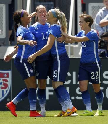 Aktuell Fußball, Damen, Länderspiel, USA - Irland May 10, 2015 - San Jose, CA, USA - Julie Johnston (19) of the U.S. Women s national team Nationalteam celebrates her second-half goal with teammates during their game against Ireland on Sunday, May 10, 2015, at Avaya Stadium in San Jose, Calif. USA defeated Ireland 3-0. USA vs. Ireland women s soccer game - ZUMAm67_