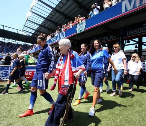 Aktuell Fußball, Damen, Länderspiel, USA - Irland May 10, 2015 - San Jose, CA, USA - Members of the U.S. Women s national team Nationalteam walk onto the field with their mothers and grandmothers to celebrate Mothers Day before their game against Ireland on Sunday, May 10, 2015, at Avaya Stadium in San Jose, Calif. USA vs. Ireland women s soccer game - ZUMAm67_