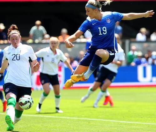 Aktuell Fußball, Damen, Länderspiel, USA - Irland May 10, 2015 - San Jose, CA, USA - Julie Johnston (19) of the U.S. Women s national team Nationalteam battles Ireland s Fiona O Sullivan (20) for the ball during their game on Sunday, May 10, 2015, at Avaya Stadium in San Jose, Calif. USA defeated Ireland 3-0. USA vs. Ireland women s soccer game - ZUMAm67_