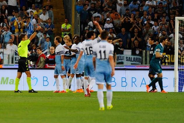 Serie A, Lazio Rom - Inter Mailand l arbitro Davide Massa estrae il cartellino rosso per espellere il portiere Federico Marchetti xHOCHxZWEIx xItalyxPhotoxPressx 