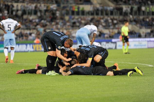 Serie A, Lazio Rom - Inter Mailand Hernanes sdraiato a terra dopo il suo gol complimentato dai compagni xHOCHxZWEIx xItalyxPhotoxPressx 