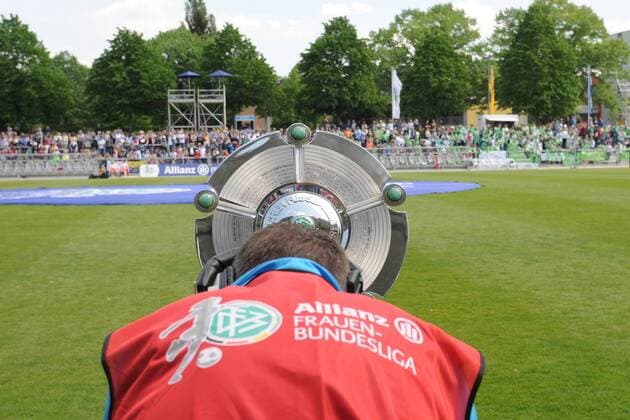 22.04.2015 Deutschland, Frankfurt, Fussball, Bundesliga Saison 2014 2015, Allianz-Frauen-Bundesliga 1. FFC Frankfurt gegen VfL Wolfsburg Symbolbild , Die Meisterschale auf dem Podest der Allianz-Frauen-Bundesliga im Focus der Fernsehkameras
