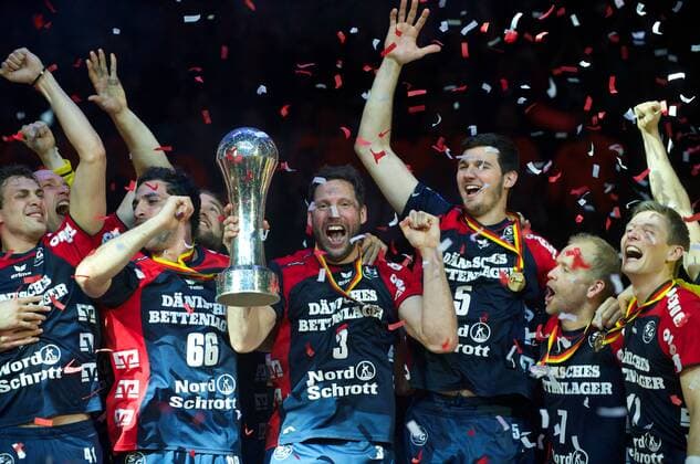 Handball HBL 1 Bundesliga Hamburg 10.05.2015 FINAL FOUR DHB Pokal Finale SC Magdeburg geg SG Flensburg Pokalsieger SG FLENSBURG nach Verlaengerung und 7 Meter schiessen vlnr Bogdan RADIVOJEVIC FlensB 41FlensB Johan JAKOBSSON FlensB 19 Ahmend ELAHMA 66 FlensB Tobias KARLSSON FlensB 3 Drasko NENADIC FlensB 5 Andreas EGGERT FlensB 7 Lasse SVAN FlensB 11