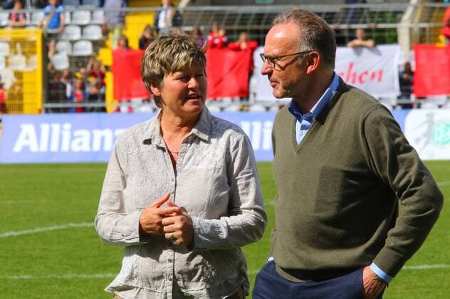 Managerin Karin Danner (FC Bayern München) im Gespräch mit Karl-Heinz Rummenigge. Frauenfussball Allianz Frauenbundesliga 09.05.2015 Grünwalderstadion FC Bayern München - SGS Essen