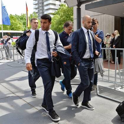 vl. Rafinha Alcantara ( FC Barcelona Barca ) und Javier Mascherano ( FC Barcelona ) Ankunft des FC Barcelona im Hotel -Team-Hotel The Westin Grand- einen Tag vor dem Rueckspiel gegen den FC Bayern Muenchen. 11.05.2015, Champions League 2015, EP_AVS