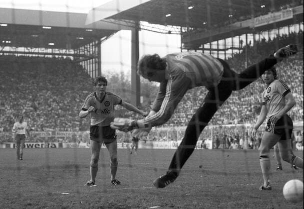 2. Relegationsspiel zur 1. Fußball-Bundesliga: Borussia Dortmund - Fortuna Köln (3:1 19.05.1986). Tw. Jacek Jarecki (Fort. Köln) fliegt am Ball vorbei. Li: Michael Zorc. Re: Uwe Wegmann (beide BvB). HM