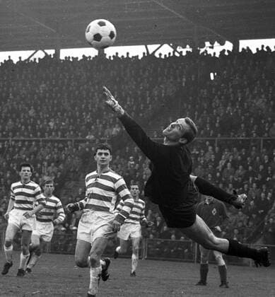 Borussia Moenchengladbach - Meidericher SV am 16.04.1966 1:2 Torwart Manfred Manglitz ( MSV ) lenkt den Ball ins Aus beobachtet von van Haaren und Heidemann HM