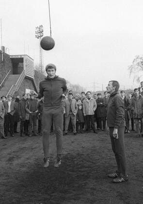 Training Schalke 04 Hermann Erlhoff und Trainer Rudi Gutendorf am Kopfballpendel HM