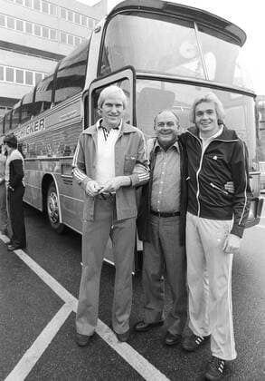 Training Schalke 04 28.10.1977 v.l. Rolf Ruessmann, di Stefano, Hannes Bongartz stehen vor einem Bus HM