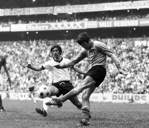 WM 1970: Deutschland - Italien 3:4 n.V. am 17.6. in Mexico City Torwart Enrico Albertosi klaert vor Gerd Mueller HM