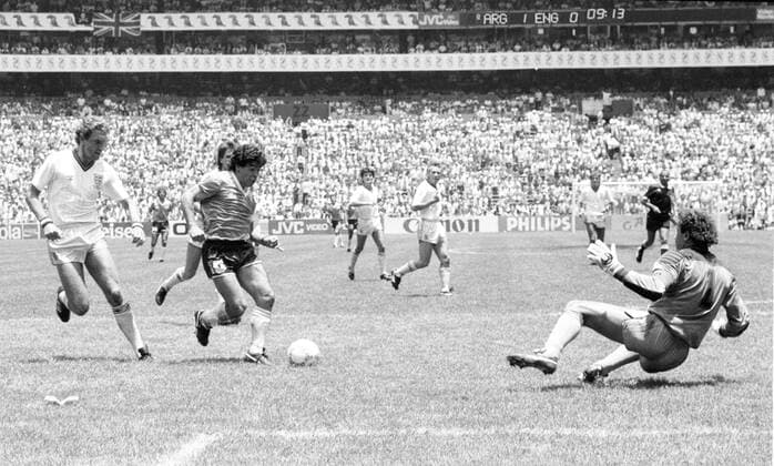 WM86 Argentinien - England Diego Maradona auf dem Weg zum 2:0, Torwart Shilton geschlagen HM