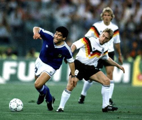 WM Finale 1990: Häßler gegen Maradona. Hinten: Klinsmann Deutschland - Argentinien 08.07.1990 HM