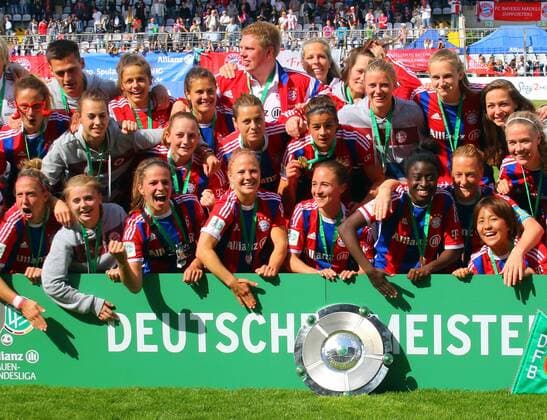 FC Bayern München - Mannschaftsfoto mit Meisterschale v.l.. oben: Trainer Thomas Wörle, Laura Feiersinger, Katherine Stengel, Co-Trainer Roman Langer, Tanja Wörle, Vivianne Miedema. Mittlere Reihe v.l.: Raffaella Manieri, Viktoria Schnaderbeck, Nora Holstad, Lena Lotzen, Dagny Brynjarsdottir. Unten v.l.: Caroline Abbe, - , Melanie Leupolz, Leonie Maier, Gina Lewandowski, Eunice Beckmann, Melanie Behringer, Mana Iwabuchi Frauenfussball Allianz Frauenbundesliga 09.05.2015 Grünwalderstadion FC Bayern München - SGS Essen
