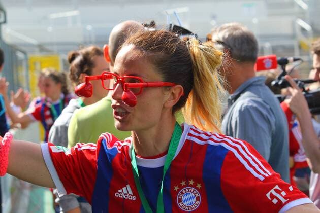 Raffaella Manieri ( (FC Bayern München) beim Abklatchen mit Fans Frauenfussball Allianz Frauenbundesliga 09.05.2015 Grünwalderstadion FC Bayern München - SGS Essen