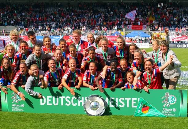 FC Bayern München - Mannschaftsfoto mit Meisterschale v.l.. oben: - , Trainer Thomas Wörle, Laura Feiersinger, Katherine Stengel, Co-Trainer Roman Langer, Tanja Wörle, Vivianne Miedema. Mittlere Reihe v.l.: Raffaella Manieri, Viktoria Schnaderbeck, Nora Holstad, Lena Lotzen, Dagny Brynjarsdottir. Vanessa Bürki, Managerin Karin Danner, Unten v.l.: Katharina Baunach, Caroline Abbe, - , Melanie Leupolz, Leonie Maier, Gina Lewandowski, Eunice Beckmann, Melanie Behringer, Mana Iwabuchi, Manuela Zinsberger Frauenfussball Allianz Frauenbundesliga 09.05.2015 Grünwalderstadion FC Bayern München - SGS Essen