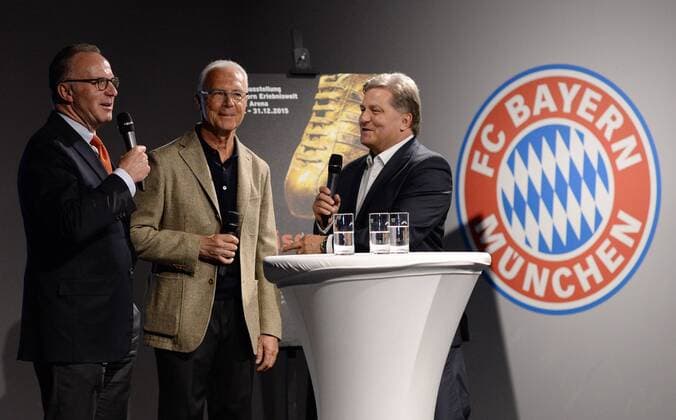 FUSSBALL 1. BUNDESLIGA FC Bayern Muenchen Erlebniswelt 09.05.2012 Eroeffnung der Sonderausstellung im FCB Museum in der Allianz Arena, Kaiser, Kalle, Bomber, 200 Jahre Liebe fuer den Fussball; Karl Heinz Rummenigge, Franz Beckenbauer und Mediendirektor Markus Hoerwick (v.li.) 