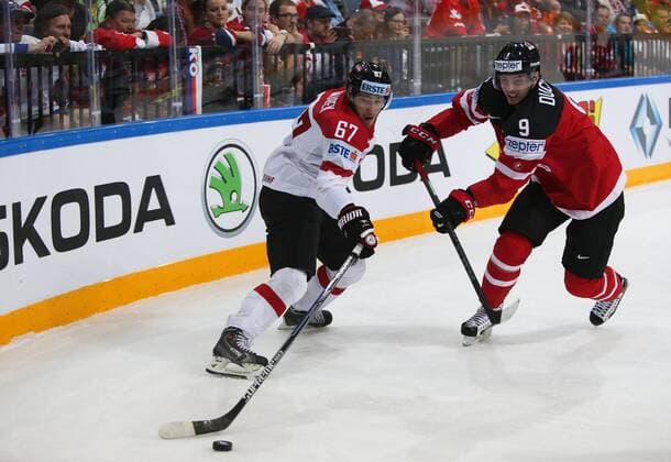 Ice hockey Eishockey - IIHF Ice Hockey WC 2015 PRAGUE,CZECH REPUBLIC,12.MAY.15 - ICE HOCKEY - IIHF World Ice Hockey Championships, international match Länderspiel Canada vs Austria. Image shows Konstantin Komarek (AUT) and Matt Duchene (CAN). GEPAxpictures xAndreasxPranter 