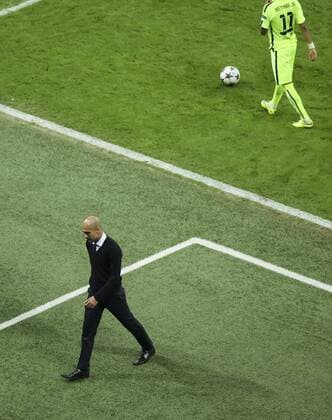Trainer Cheftrainer Pep GUARDIOLA (FCB) Emotionen, enttaeuscht, Enttaeuschung, Frust, frustriert, Trauer ,traurig, verzweifelt, Verzweiflung Abgang geht, NEYMAR, Barca 11 , Symbolbild, Illustration, FC BAYERN MUENCHEN - FC Barcelona Barca ( 3-2 ) Fussball UEFA Champions League, Halbfinale Rueckspiel, Muenchen, 12.05.2015 CL Saison 2014 2015, FCB, Muenchen