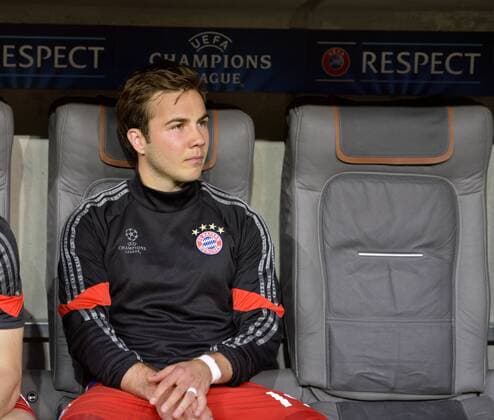 12.05.2015, Fussball Championsleague 2014 2015, Halbfinale Rückspiel, FC Bayern München - FC Barcelona Barca in der Allianz-Arena München. Mario Götze (Bayern) sitzt nachdenklich auf der Bank. 