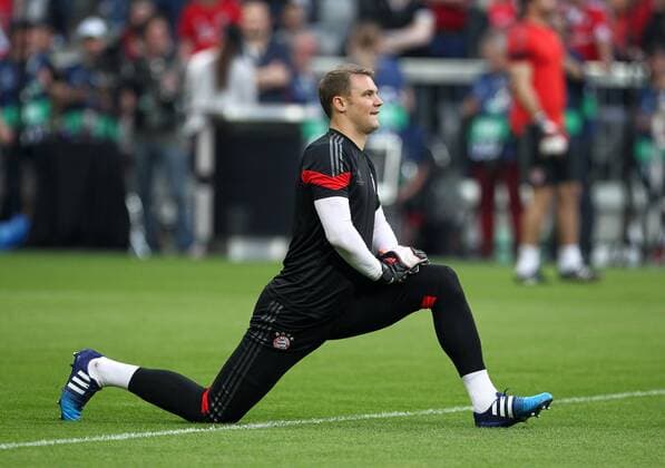 Torwart Manuel Neuer dehnend vor dem Spiel Einzelbild Freisteller Aktion Fußball Fussball UEFA Championsleague Herren Halbfinale Rückspiel Saison 2014 2015 12.05.2015 FC Bayern München vs. FC Barcelona Barca FCB