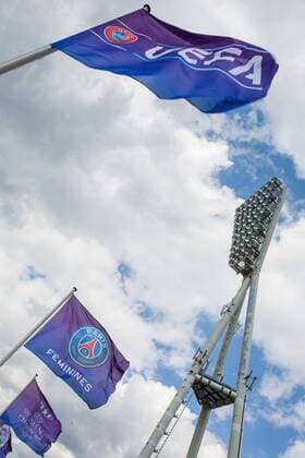 Berlin, Deutschland, 13.05.2015: Fußball Frauen Championsleague 2014 2015 - UEFA Women s Championsleague Final 2015 - Vorschau. Fahnes mit dem Logos der Championsleague weht. Im Hintergrund der Flurlichtmasten vom Friedrich-Ludwig-Jahn-Sportpark