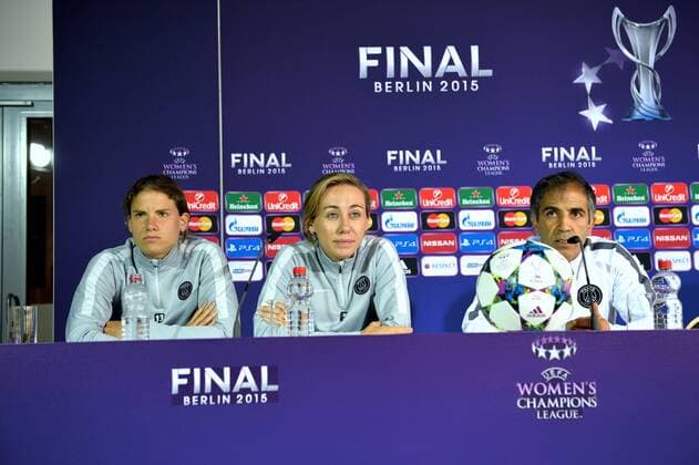 Annike Krahn (psg) - Sabrina Delannoy (psg) - Farid Benstiti (psg) - Entrainement au Friedrich Ludwig Jahn Sportpark FOOTBALL : Entrainement et conference de presse - PSG Feminines - Finale Ligue des champions - 13 05 2015 AnthonyBIBARD FEP Panoramic 