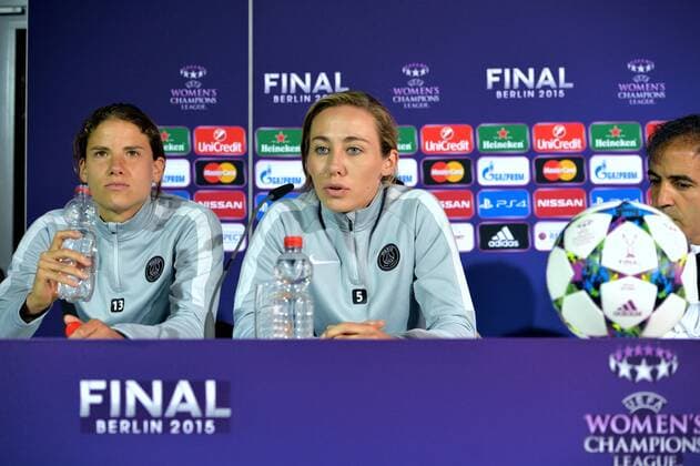 Annike Krahn (psg) - Sabrina Delannoy (psg) - Farid Benstiti (psg) - Entrainement au Friedrich Ludwig Jahn Sportpark FOOTBALL : Entrainement et conference de presse - PSG Feminines - Finale Ligue des champions - 13 05 2015 AnthonyBIBARD FEP Panoramic 