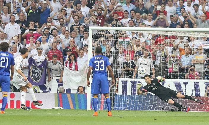 rm7 Cristiano RONALDO, Real Madrid 7 Torschuss, schiesst das Tor zum 1-0 gegen Gianluigi BUFFON, JUVE 1 Elfmeterschiessen, 11m, Strafstoss, Strafe, Elfmeter, Strafstoß ,Aktion, Einzelbild, Torschuss REAL MADRID - JUVENTUS TURIN Fussball UEFA Champions League, Halbfinale Rueckspiel, Madrid, 13.05.2015 CL Saison 2014 2015,
