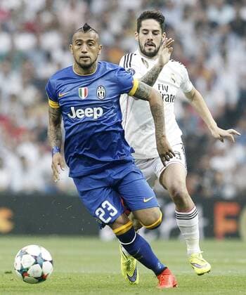 Real Madrid s Isco (r) and Juventus Arturo Vidal during Champions League 2014 2015 Semi-finals 2nd leg match.May 13,2015.  (2015051306)