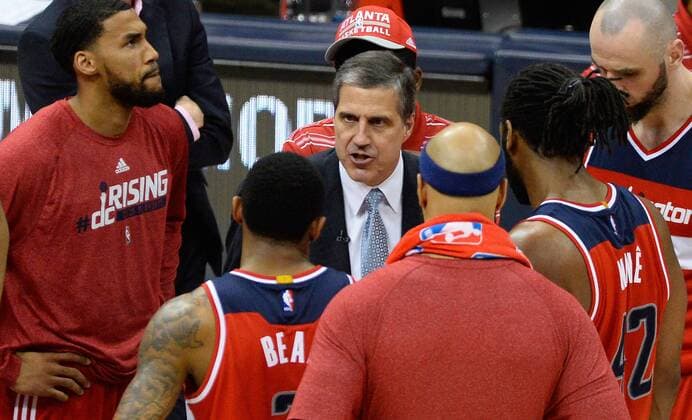 Washington Wizards head coach Randy Wittman (C) meets with his team during the second half of Game 5 in the NBA Basketball Herren USA Eastern Conference Semifinals against the Atlanta Hawks at Philips Arena in Atlanta, May 13, 2015. Atlanta won 82-81.  AJP2015051321 DAVIDxTULIS