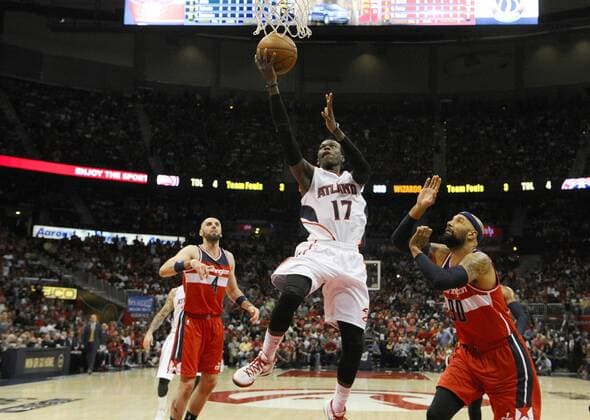 Atlanta Hawks Dennis Schroder (17) shoots over Washington Wizards Marcin Gortat (4) and Drew Gooden (90) during the second half of Game 5 in the NBA Basketball Herren USA Eastern Conference Semifinals at Philips Arena in Atlanta, May 13, 2015. Atlanta won 82-81.  AJP2015051326 DAVIDxTULIS